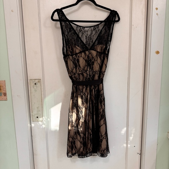 Elegant Black Lace DRESS - Picture 4 of 5